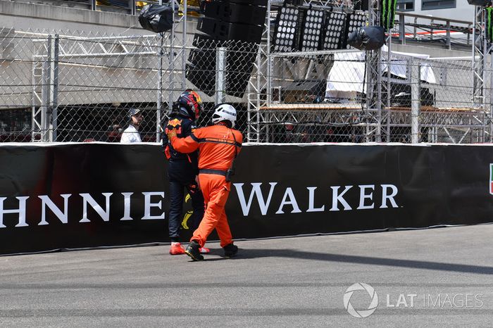 Max Verstappen, Red Bull Racing RB14, después del choque