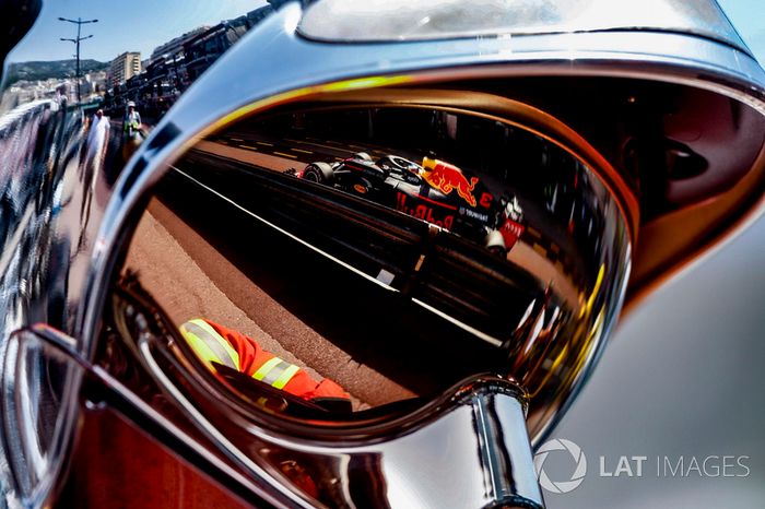 Un reflejo de Daniel Ricciardo Red Bull Racing RB14 en la visera de un jefe de bomberos