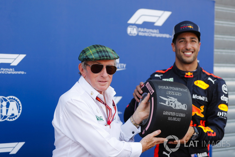 Daniel Ricciardo, Red Bull Racing, riceve il trofeo pole position da Sir Jackie Stewart