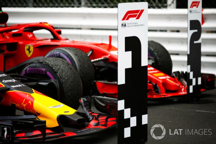 Coche ganador de la carrera Daniel Ricciardo Red Bull Racing RB14 y Sebastian Vettel Ferrari SF71H