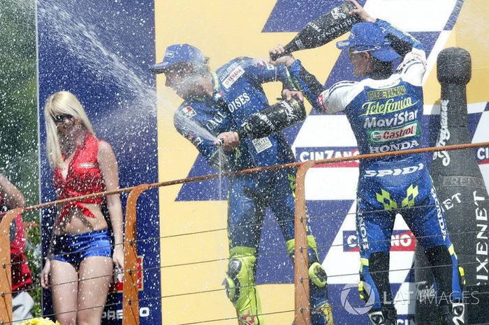 Podio: 1º Valentino Rossi, 2º Sete Gibernau, 3º Max Biaggi