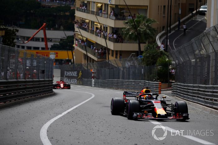 Daniel Ricciardo, Red Bull Racing RB14 y Sebastian Vettel, Ferrari SF71H