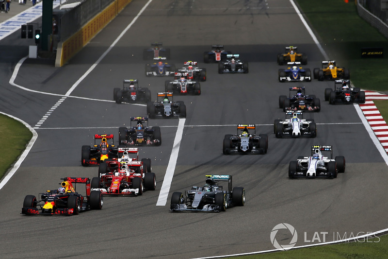 Daniel Ricciardo, Red Bull Racing RB12 leads Nico Rosberg, Mercedes-Benz F1 W07 Hybrid and Kimi Raikkonen, Ferrari SF16-H at the start of the race