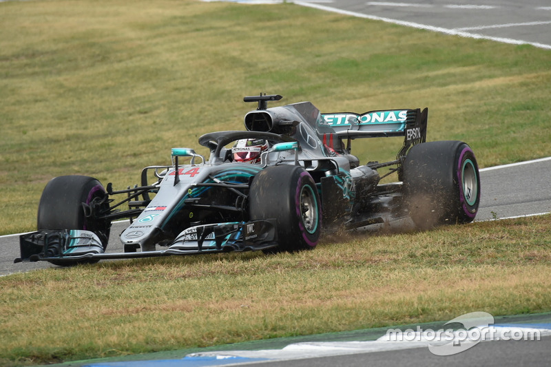 Lewis Hamilton, Mercedes-AMG F1 W09 taglia sull'erba all'ingresso della pit lane