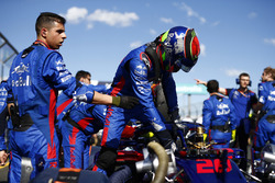 Toro Rosso Engineers work on the car of Brendon Hartley, Toro Rosso STR13 Honda, on the grid as he c