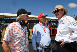 Mansour Ojjeh, McLaren, Niki Lauda, directeur non-exécutif de Mercedes AMG F1 et Michael Douglas, sur la grille