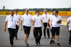 Stoffel Vandoorne, McLaren, walks the circuit with colleagues, including new Sporting Director Gil de Ferran