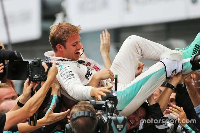 Ganador de la carrera Nico Rosberg, Mercedes AMG F1 celebra con el equipo en parc ferme