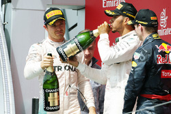 Het podium: Nico Rosberg, Mercedes AMG F1, tweede; Lewis Hamilton, Mercedes AMG F1, race winnaar; Ma