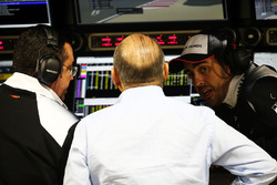 Eric Boullier, McLaren teambaas, Ron Dennis, McLaren voorzitter en Fernando Alonso, McLaren