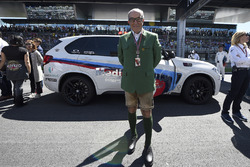 Carmelo Ezpeleta en habit traditionnel autrichien