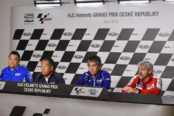 Ken Kawauchi, Team Suzuki MotoGP Technical Manager, Shuhei Nakamoto, vicepresidente de Honda Racing