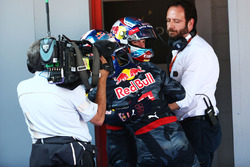 Il vincitore Max Verstappen, Red Bull Racing, festeggia nel parco chiuso con il compagno di squadra