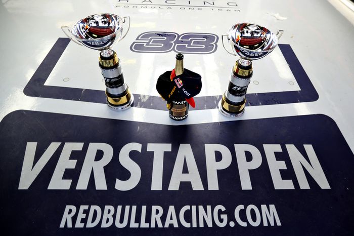 Los trofeos del ganador, Max Verstappen, Red Bull Racing