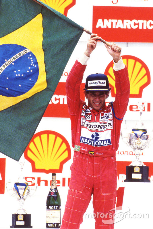 Podio: ganador de la carrera Ayrton Senna, McLaren