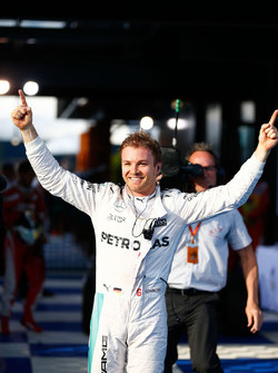 Le vainqueur Nico Rosberg, Mercedes AMG F1 fête sa victoire dans le Parc Fermé