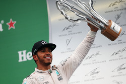 1. Lewis Hamilton, Mercedes AMG F1, feiert auf dem Podium
