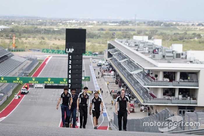 Alfonso Celis Jr, Sahara Force India F1 piloto de desarrollo; Tim Wright, Sahara Force India F1 Team ingeniero de carrera y Sergio Pérez, Sahara Force India F1 caminan por el circuito