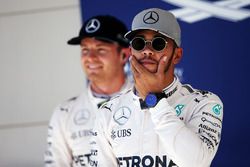 Ganador de la pole Lewis Hamilton, Mercedes AMG F1 en parc ferme con su compañero Nico Rosberg, Merc