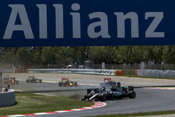 Льюїс Хемілтон, Mercedes AMG F1 W07 Hybrid і Ніко Росберг, Mercedes AMG F1 W07 Hybrid зіткнулися на