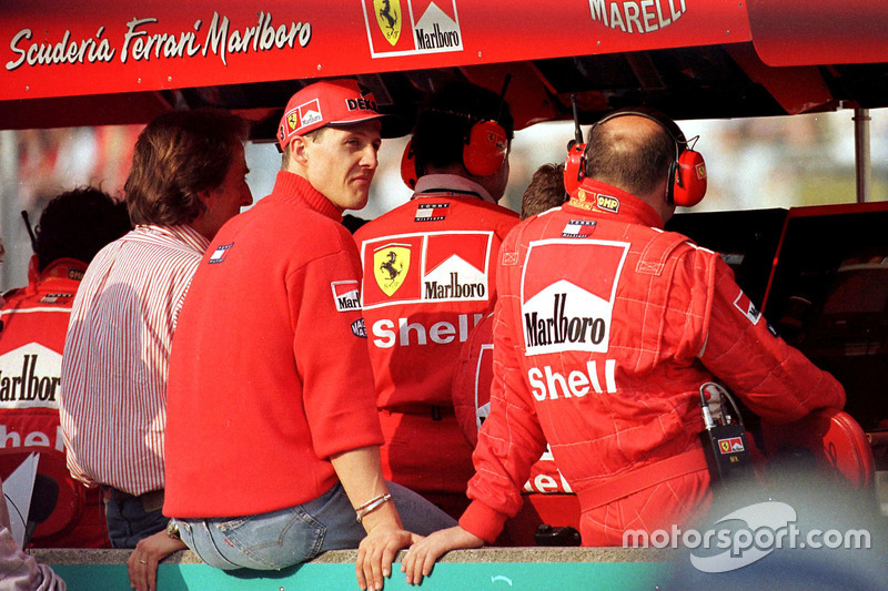 Michael Schumacher, Ferrari, sur le muret des stands après son abandon