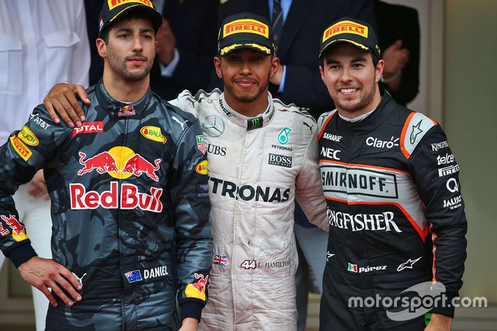 Podio: ganador de la carrera Lewis Hamilton, Mercedes AMG F1, segundo lugar Daniel Ricciardo, Red Bull Racing, y tercer lugar Sergio Pérez, Sahara Force India