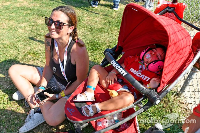 Un joven fan descansando