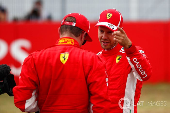El poleman Sebastian Vettel, Ferrari, habla con Kimi Raikkonen, Ferrari