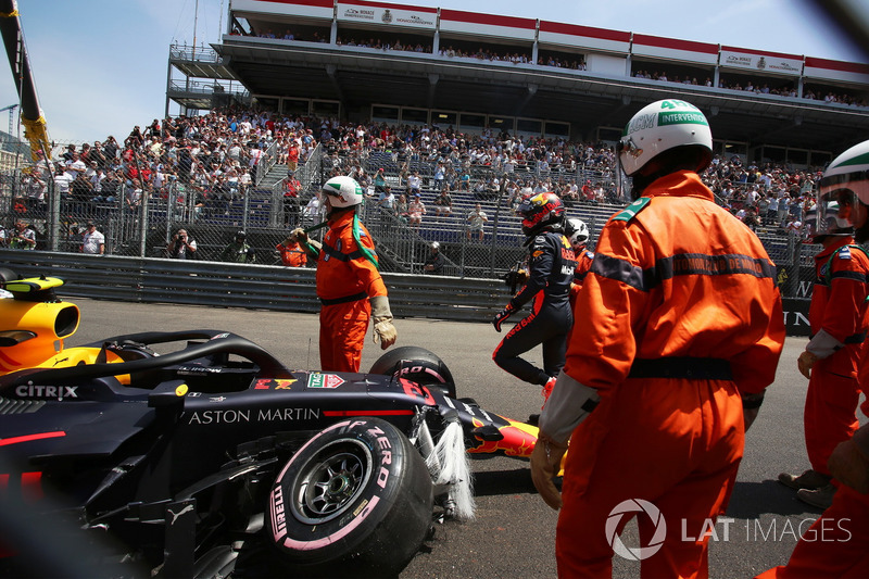 Max Verstappen, Red Bull Racing RB14 crashed