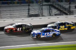 Kurt Busch, Stewart-Haas Racing Ford Fusion, Ricky Stenhouse Jr., Roush Fenway Racing Ford Fusion, and David Ragan, Front Row Motorsports Ford Fusion