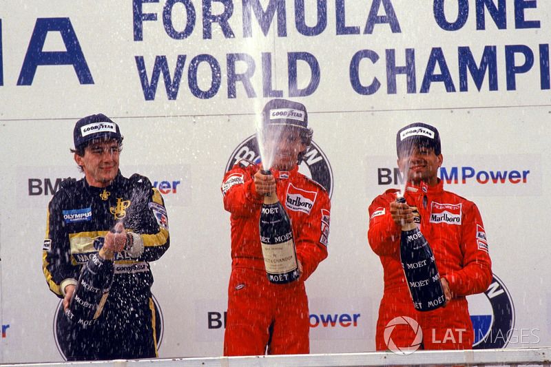 Podio: ganador de la carrera Alain Prost, McLaren, segundo lugar Ayrton Senna, Lotus, Michele Alboreto segundo