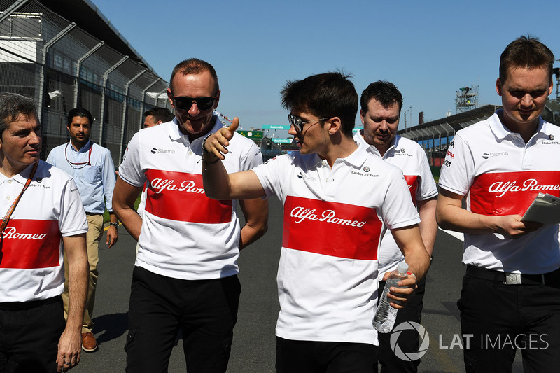 Charles Leclerc, Alfa Romeo Sauber F1, cammina lungo il circuito con il team