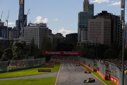 Carlos Sainz Jr., Renault Sport F1 Team R.S. 18, Fernando Alonso, McLaren MCL33 Renault, y Stoffel Vandoorne, McLaren MCL33 Renault