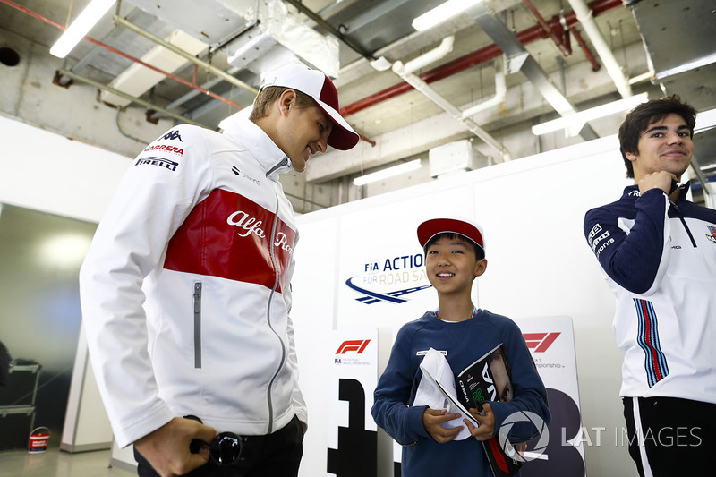 Marcus Ericsson, Sauber, meets a young fan