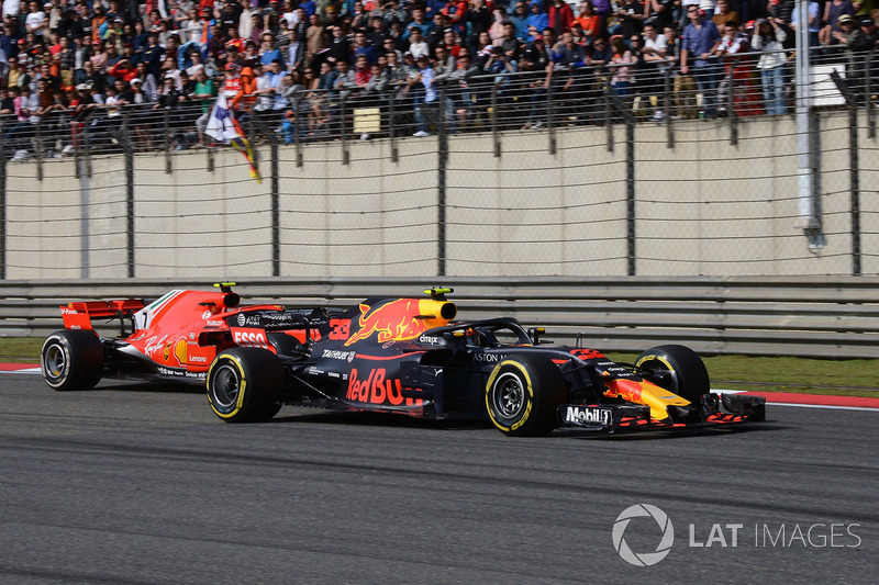 Max Verstappen, Red Bull Racing RB14 y Kimi Raikkonen, Ferrari SF71H batalla