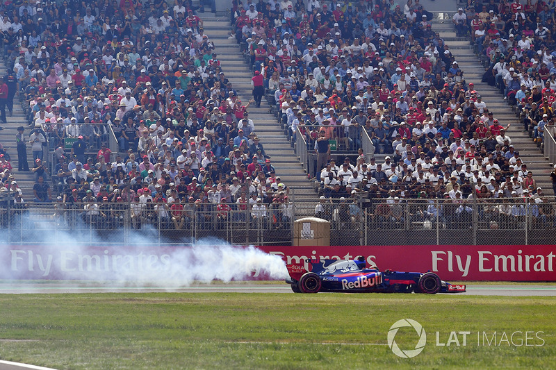 Brendon Hartley, Scuderia Toro Rosso STR12 retires from the race with engine failure