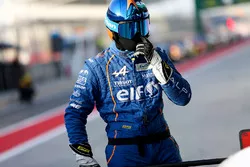 Un mécanicien Alpine
