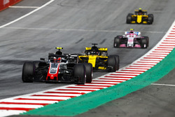 Kevin Magnussen, Haas F1 Team VF-18,leads Nico Hulkenberg, Renault Sport F1 Team R.S. 18, Esteban Ocon, Force India VJM11, Carlos Sainz Jr., Renault Sport F1 Team R.S. 18