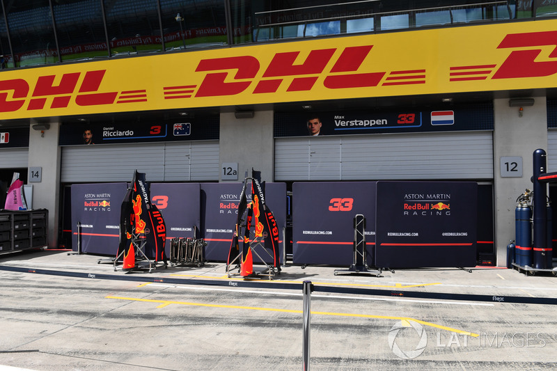 Paravento davanti al box della Red Bull Racing