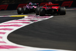 Sergio Perez, Force India VJM11, Sebastian Vettel, Ferrari SF71H