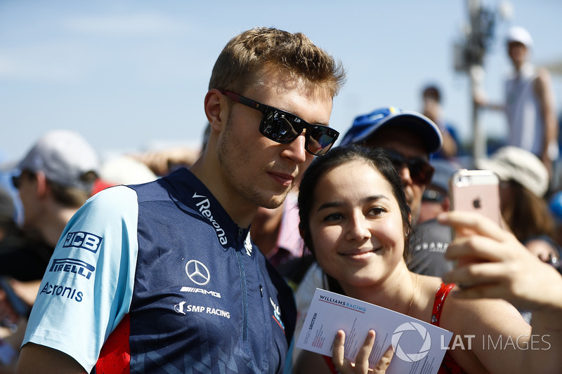 Sergey Sirotkin, Williams Racing, poses for a fan to take a picture