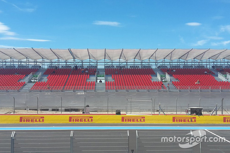 Empty grandstands before FP1 due to traffic problems outside the circuit