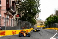 Fernando Alonso, McLaren MCL33 Renault, Carlos Sainz Jr., Renault Sport F1 Team R.S. 18