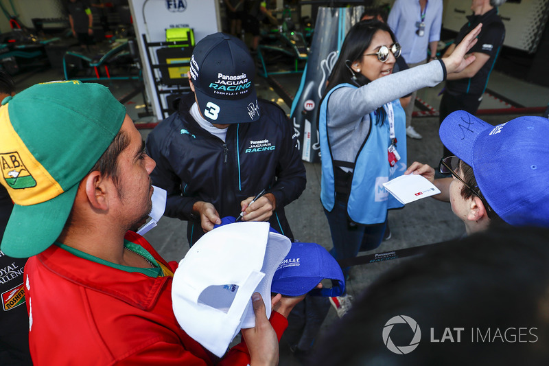 Nelson Piquet Jr., Jaguar Racing, signing autographs, taking selfies with fans