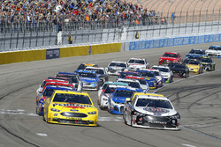 Joey Logano, Team Penske, Ford Fusion Pennzoil and Kevin Harvick, Stewart-Haas Racing, Ford Fusion Jimmy John's