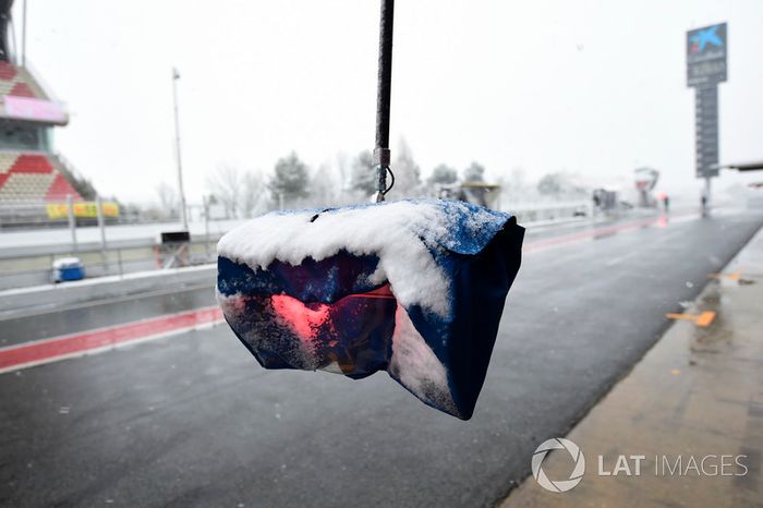 La nieve ha frenando el tercer día de test en Barcelona