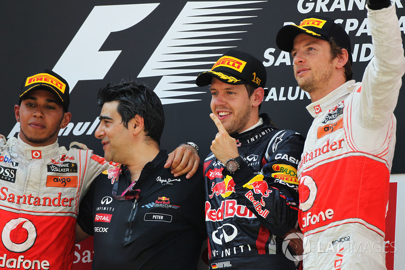 Podio: ganador de la carrera Sebastian Vettel, Red Bull Racing, segundo lugar Lewis Hamilton, McLare