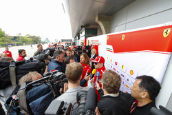 Кімі Райкконен, Ferrari, спілкується з Роберто Кінкеро