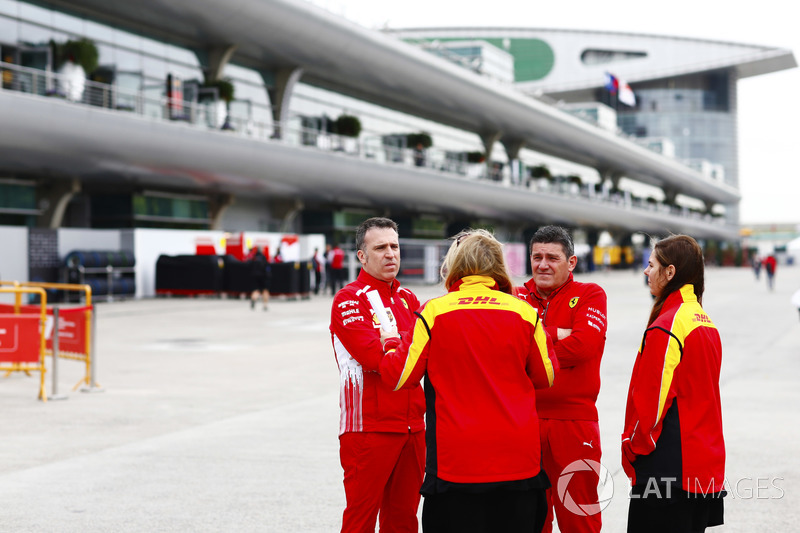 Сотрудники Ferrari и DHL