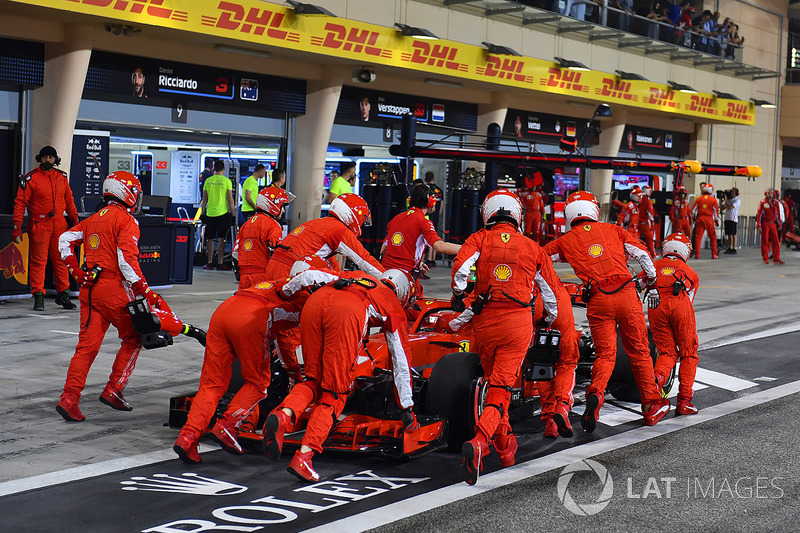 El coche de Kimi Raikkonen, Ferrari SF71H es empujado al pozo